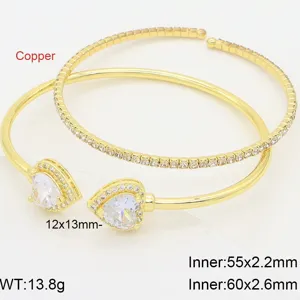 Bracciale rigido aperto in rame placcato oro con splendidi zirconi cubici a forma di cuore.