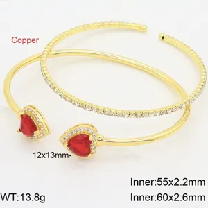 Bracciale aperto bagnato oro con zircone cuore rosso e pietre luminose per donna elegante.