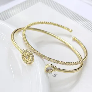 Brazalete de puño doble bañado en oro con circonitas brillantes, diseño abierto elegante mujer.