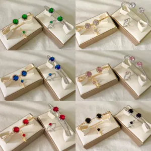 Elegante set di bracciali rigidi e anelli con zirconi colorati bordo perline
