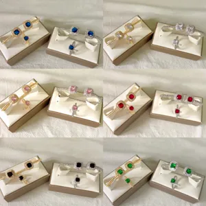 Gedetailleerd overzicht van vierkante zirkonia armband en ring sets in meerdere kleuren.