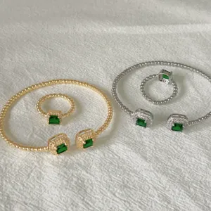 Gedetailleerd overzicht van de open armband en ring set met vierkante zirkonia.