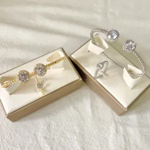 Dettaglio del set bracciale e anello con perline in zircone micro-incastonato, stile elegante.