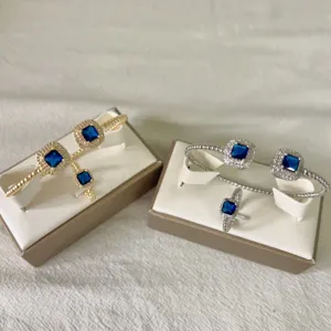 Stijlvolle armband en ring set met prachtige vierkante blauwe zirkonia stenen design.