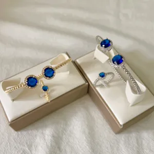 Vista dettagliata di splendidi set di bracciali e anelli con zirconi blu brillanti.