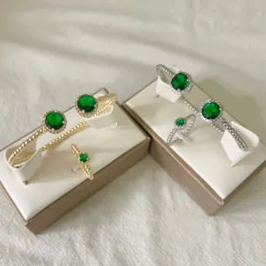 Vista dettagliata del lussuoso set di gioielli con bracciale e anello in zircone verde.