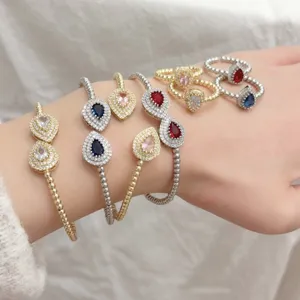 Set di Bracciale e Anello con Zirconia a Goccia Geometrica Micro-Intarsiata in Rame Placcato Oro 18K Regolabile per Donna