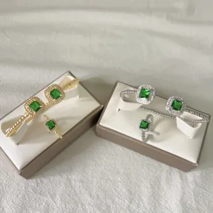 Gedetailleerd overzicht van de vierkante groene zirkonia ring en armband set, chic.