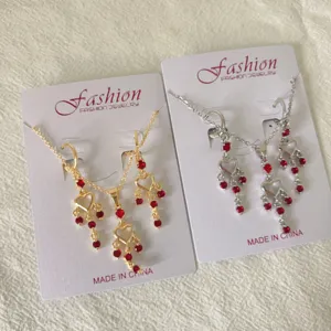 Vue détaillée de l'ensemble collier et boucles d'oreilles cœur strass rétro, bijou élégant.