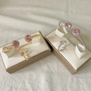 Squisito set di bracciale e anello in zircone rosa micropavé con elegante design perlato.