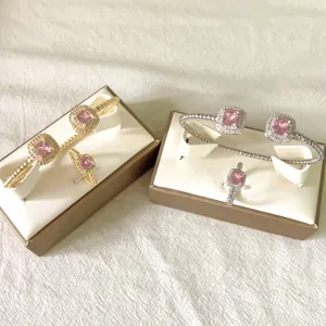 Modieuze micro-geometrische roze zircone armband en ring set, verstelbaar 18k verguld.