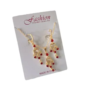 Élégant ensemble de collier pendentif cœur plaqué or et boucles d'oreilles perles rouges.