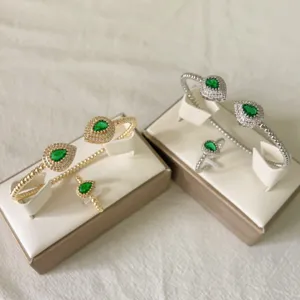 Elegante set di gioielli con bracciale e anello in zircone cubico a goccia micro-pavé.