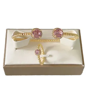 Set bracciale con perline dorato e anello elegante con pietre zirconia rosa da donna.