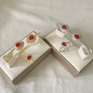 Set di gioielli con bracciale rigido e anello in zircone goccia geometrico micro.