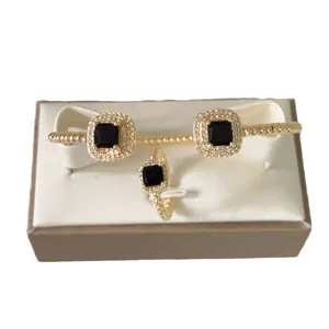 Elegant verguld geometrisch vierkant kubische zirkonia manchet armband en ring set.