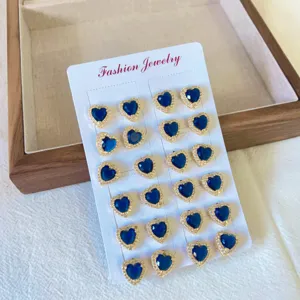 Primo piano dettagliato degli orecchini a lobo zircone cuore blu placcato oro 18K.