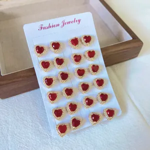 Orecchini a lobo con zirconi a cuore rosso placcati in oro da donna, gioielli francesi chic.