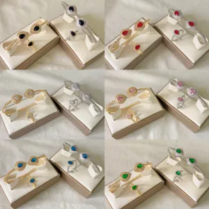 Set bracciale e anello in zircone a goccia geometrico micro-incastonato, elegante.