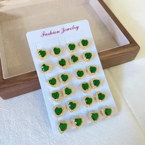 Set orecchini a lobo con cuore verde in zircone gioielli di moda esposizione di dettagli.