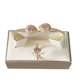 Elegante e lussuoso set di bracciale rigido e anello con zircone rosa placcato oro.
