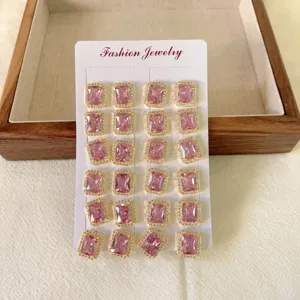Set di orecchini a lobo quadrati in zircone rosa placcati in oro, chic ed eleganti.