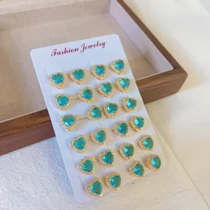 Rame placcato oro 18K cuori colorati zirconi micro-pavé orecchini a lobo donna set nuovo.