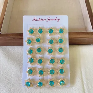 Squisito set di orecchini a lobo a stella con zirconi blu scintillanti e dettagli oro.