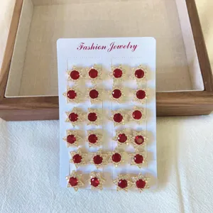 Set di orecchini a lobo con stella in cristallo rosso placcato oro per donne chic.