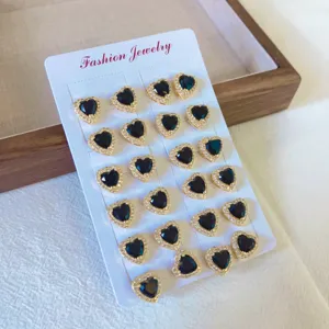Orecchini a lobo cuore nero zircone placcato oro 18K rame, set di gioielli fashion eleganti.