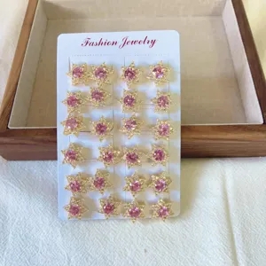 Set di orecchini a lobo a stella placcati in oro con brillanti cristalli zirconi rosa.