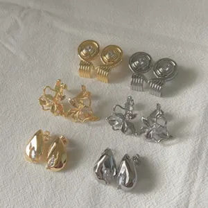 Orecchini a Bottone in Rame Placcati Oro 18K Vintage Orecchini con Strass a Forma di Fiore 3D e Goccia Gioielli Design di Nicchia
