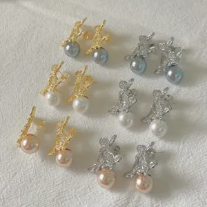 Modieuze parel oorknopjes met zirkonia en schattig konijn design, elegante sieraden.