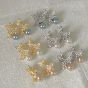 Elegante vlinder parel oorknopjes met sprankelende zirkonia, chique Koreaanse stijl sieraden.