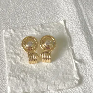 Orecchini retrò in metallo dorato con strass a spirale, stile vintage, eleganti orecchini.