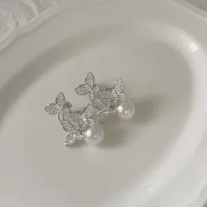 Prachtige 18k koperen vlinder parel oorknopjes met zirkonia, perfect voor de herfst en winter.