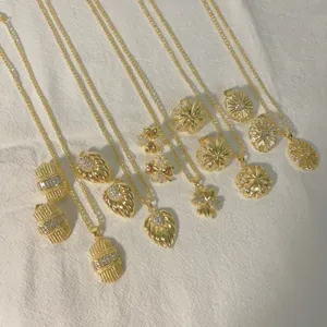 Vergulde klaver zirkoon ketting detailweergave met prachtige retro hanger ontwerpen en kettingen.