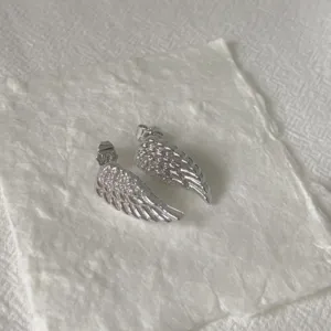 Silberne Engelsflügel Ohrstecker mit funkelnden Zirkoniasteinen, eleganter Schmuck für Damen.