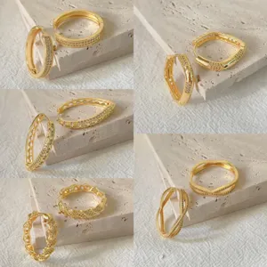 Vista dettagliata di orecchini a cerchio in rame 18k con zirconi cubici e design cavo
