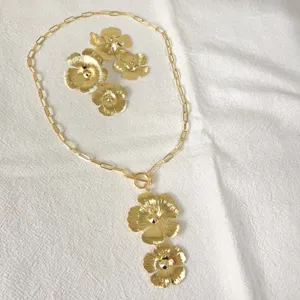 Exquisites 18k vergoldetes Blumen Halskette und Ohrringe Set mit schickem OT-Verschluss.