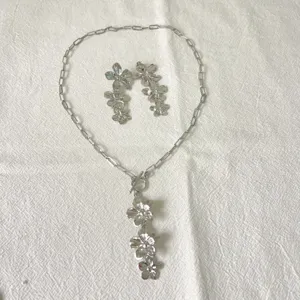 Edelstahl Blumen Halskette und Ohrringe Set Detail, silberner Metallton mit OT-Verschluss.