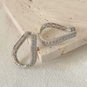 Orecchini a cerchio goccia zirconi microsetting gioielli design eleganti traforati