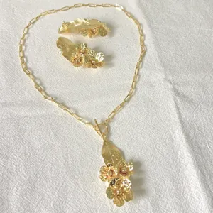 Goldfarbenes Edelstahl Blätter Blumen Halskette und Ohrring Set für elegante Damen