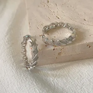 Orecchini a cerchio traforati in zircone argento, dettaglio con trama metallica e brillante.