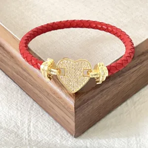 Elegante bracciale in pelle rossa con chiusura a cuore dorata e splendidi zirconi.