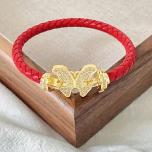 Rotes geflochtenes Lederarmband mit goldenem Strass Schmetterling Verschluss für den Alltag.