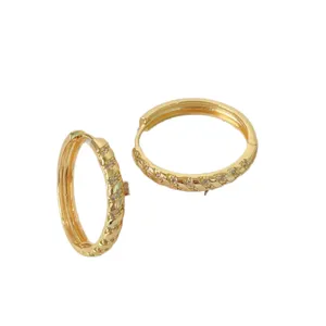 Eleganti orecchini a cerchio in rame placcato oro 18k con pavé di zirconi scintillanti donna.