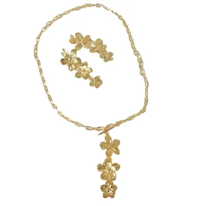 Elegantes Gold Edelstahl Blumen OT Verschluss Halskette und Ohrringe Schmuck Set Damen