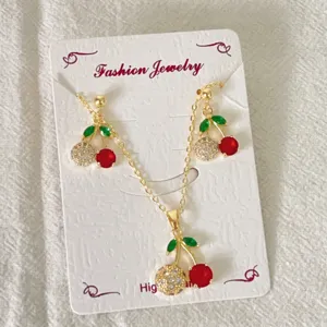 Vergoldetes süßes Kirsch Halskette und Ohrringe Schmuckset für Damen Mode.