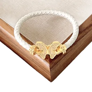 Weißes geflochtenes Lederarmband mit Kristall Schmetterling Verschluss für Damen und Herren.